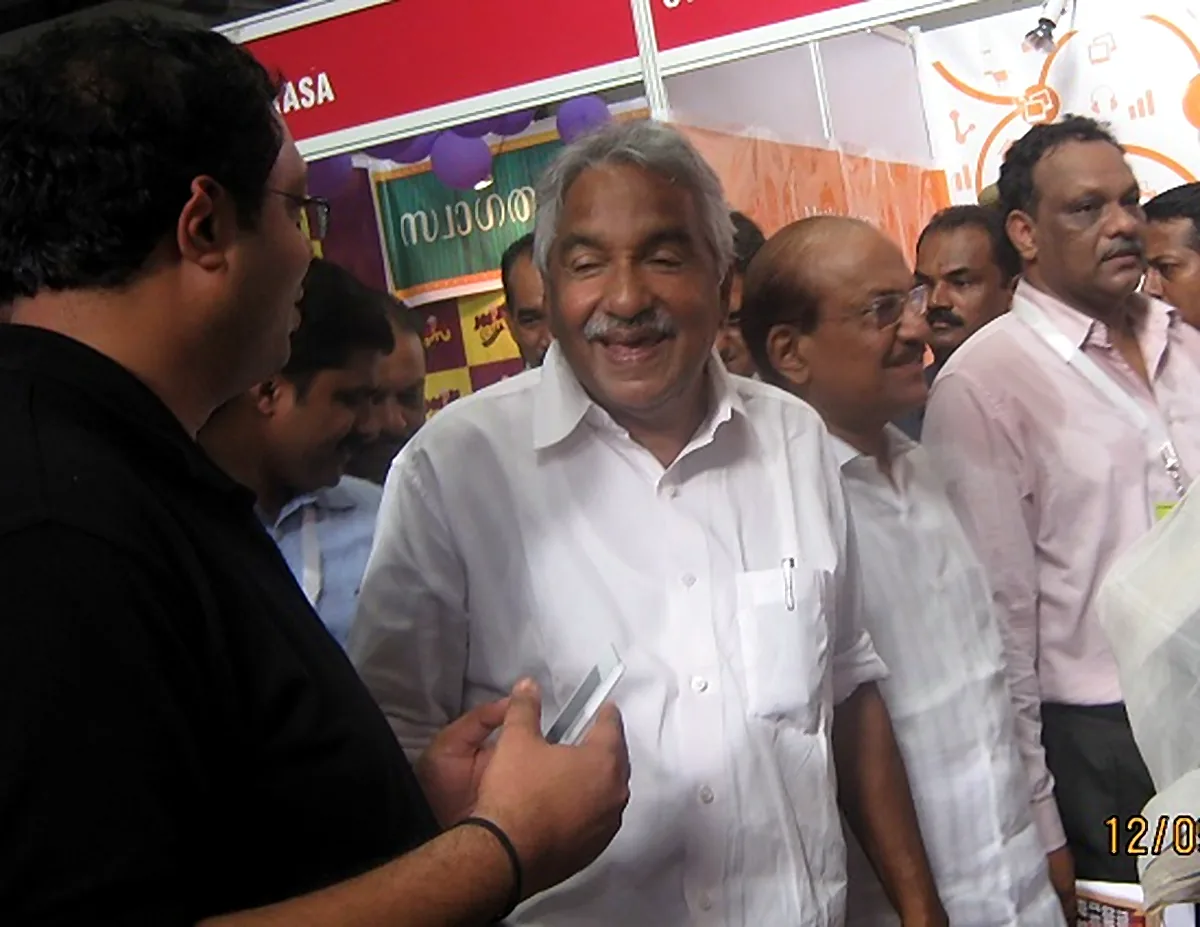 Briefing the Chief Minister on the tablet-based digital classroom.